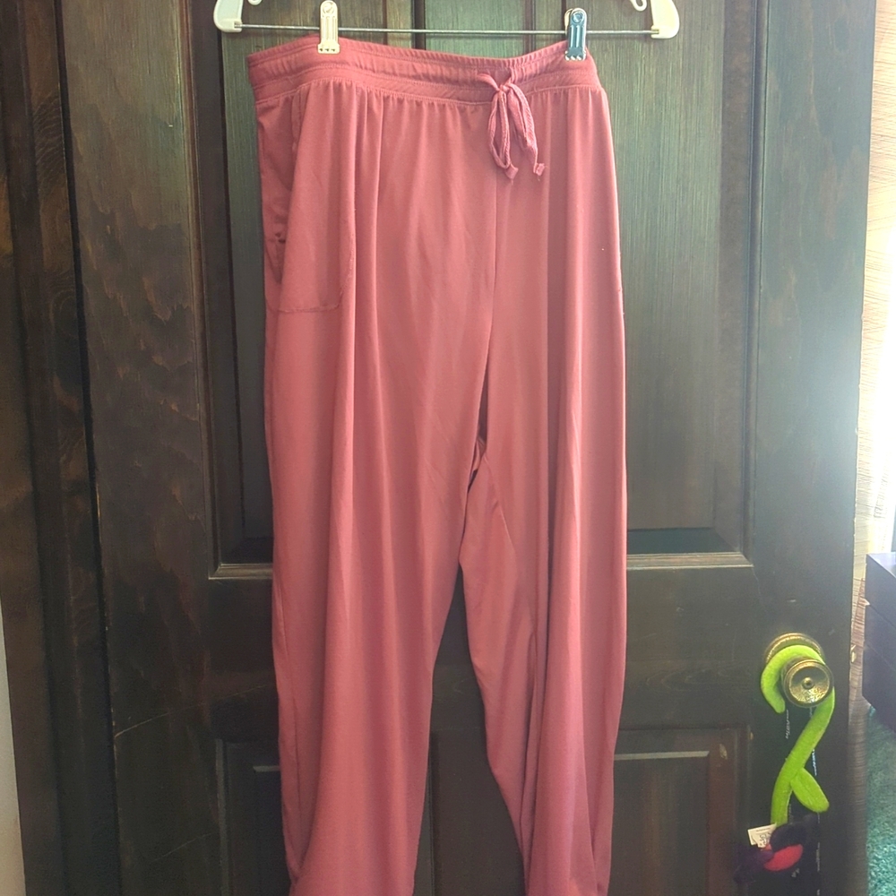 Dull rose knit pants with gathered ankle cuffs